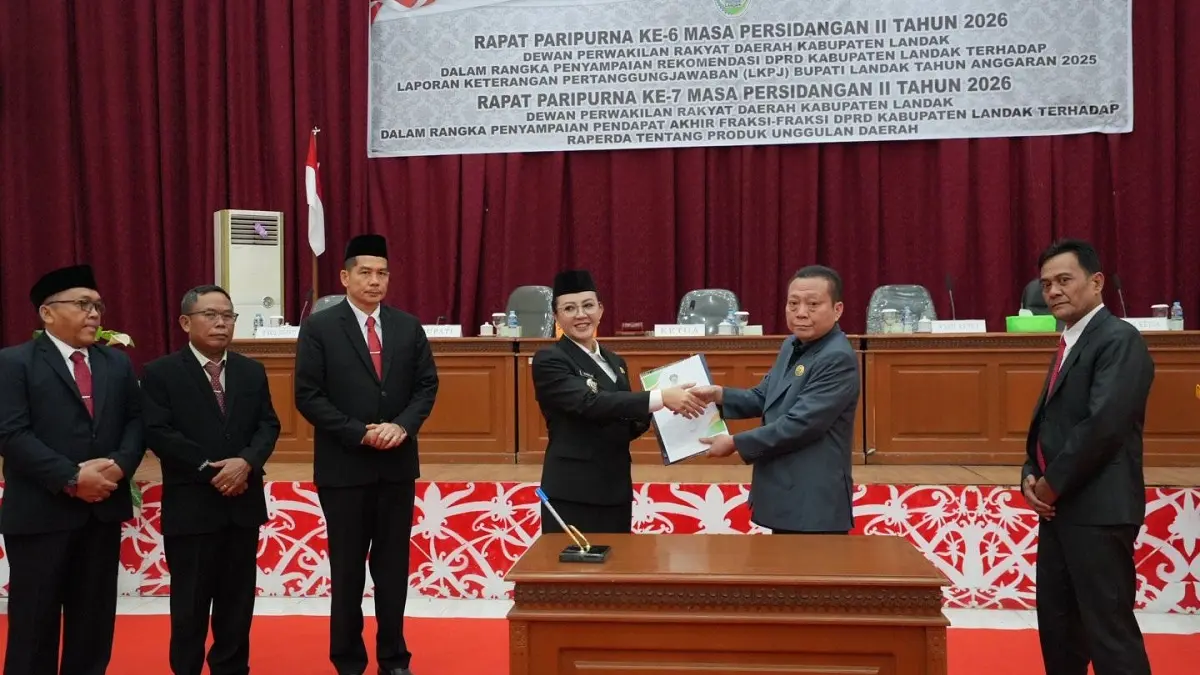 Bupati Landak Karolin Margret Natasa menyampaikan LKPJ TA 2025 kepada DPRD Landak di Ruang Rapat Utama Kantor DPRD Landak, Kamis (30/4). (ISTIMEWA)