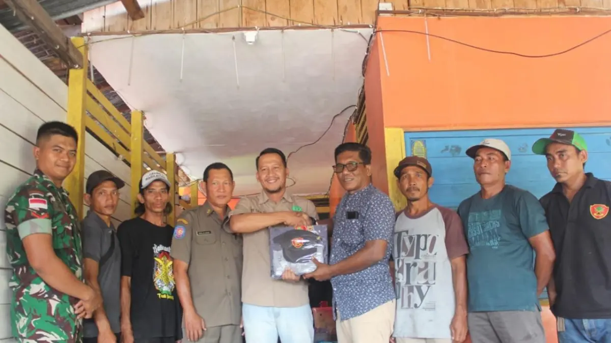 Danunit Intel Kodim 1206/Putussibau menyerahkan seragam linmas melalui Lurah Hilir Kantor untuk Program Kampung Merah Putih
