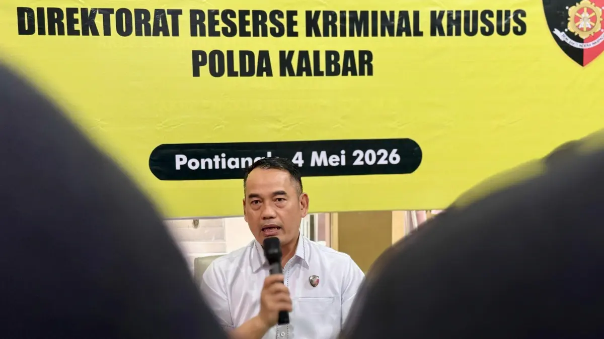 Direktur Reskrimsus Polda Kalbar Kombes Pol Burhanuddin menyampaikan pengungkapan kasus tambang emas ilegal dalam konferensi pers di Mapolda Kalbar, Senin (4/5). (MEIDY KHADAFI/PONTIANAK POST)