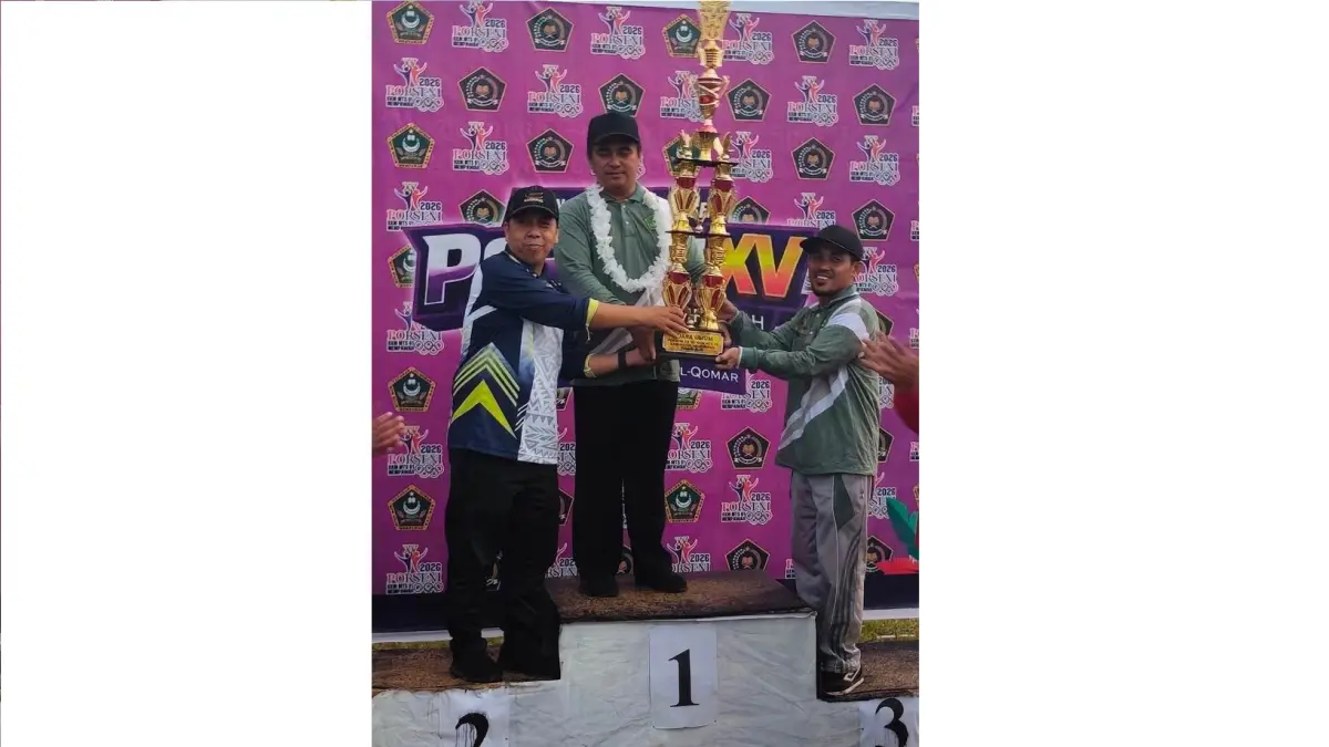 engasuh Pontren Al-Qomar, DR. KH Muhammad Khoiri, M.Ag, menerima piala juara umum Porseni MTs. (ISTIMEWA)