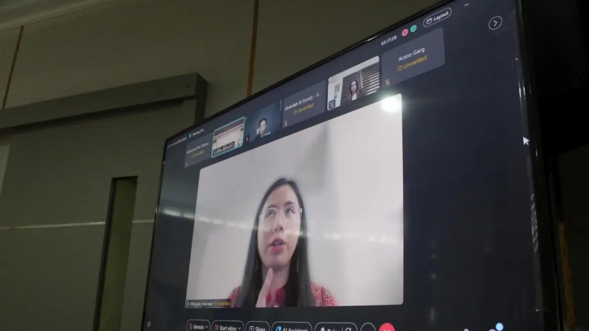 Fithriyyah saat melakukan presentasi studi kasus dalam kegiatan Serve BRICS 2026 secara yang dilaksanakan secara virtual, Rabu (29/4). (DOK KEMENPORA RI)