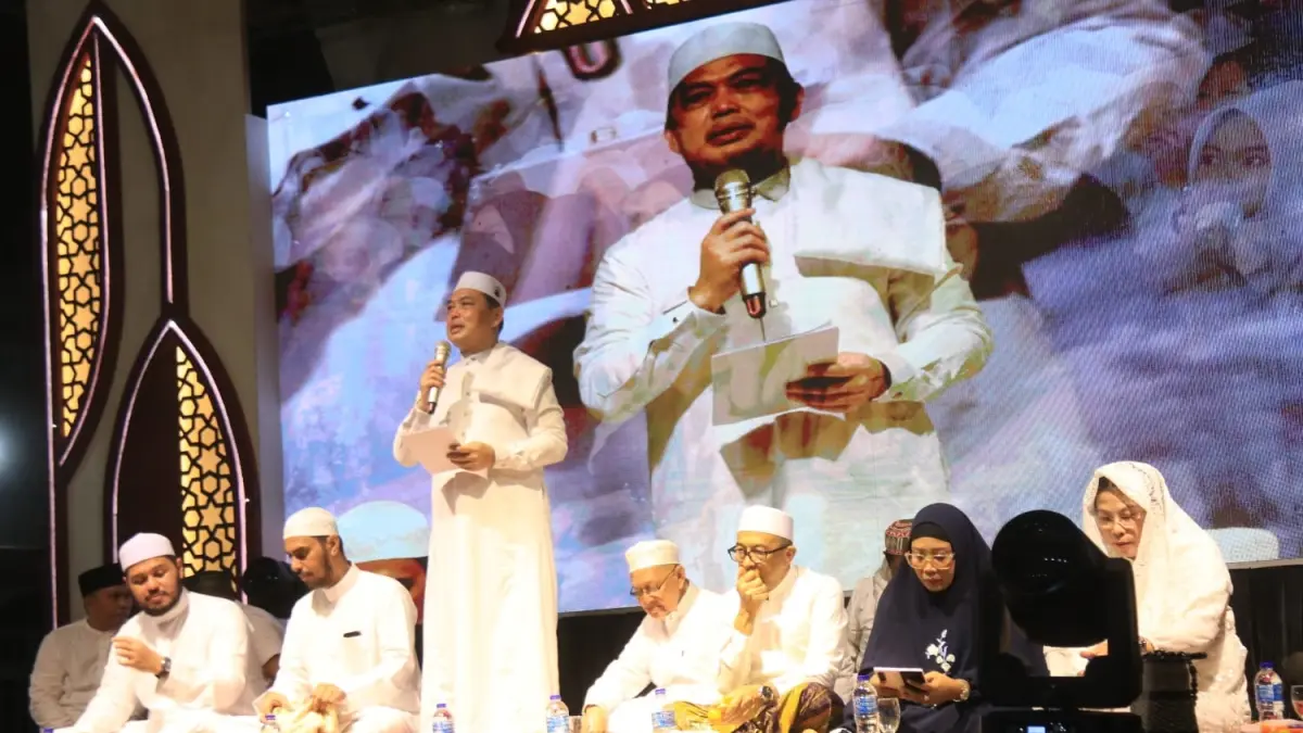 Gubernur Kalbar saat menghadiri Haul Akbar Ke-10 Imam Thariqah Naqsyabandiyah Mudzhariyah Al Habib Amin Muhsin Alhinduan RA di Pondok Pesantren Makarim El Akhlaq Jalan Melati, Kelurahan Jawa Kota Singkawang Sabtu (2/5). (Adpim Pemprov Kalbar)