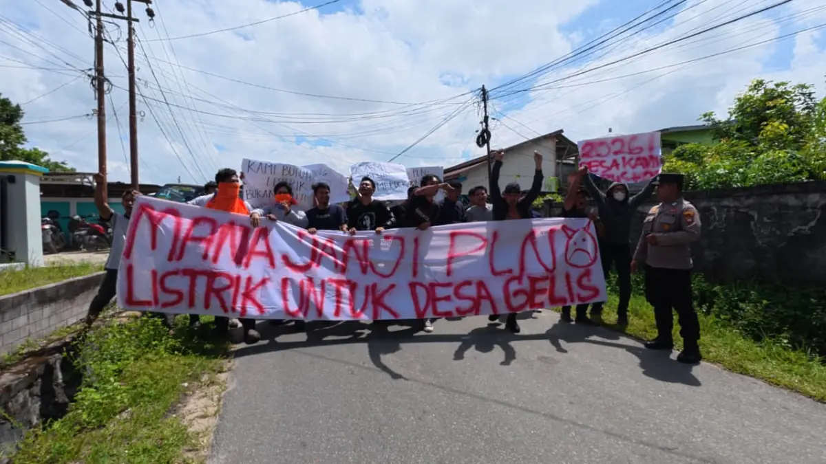Ilustrasi aksi demonstrasi masyarakat di depan Kantor PLN ULP Sintang, di mana sekelompok massa digambarkan berhasil menerobos pengamanan dan memasuki area kantor sebagai bagian dari skenario penanganan situasi darurat.