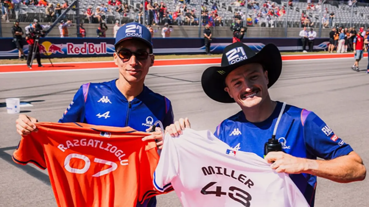 Jack Miller dan Toprak Razgatlioglu saat sesi grid MotoGP 2026 (INSTAGRAM/@jackmilleraus)