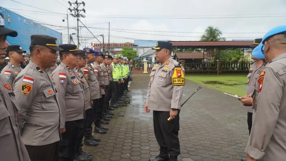 Kapolres Kapuas Hulu AKBP Roberto Aprianto Uda saat memberikan arahan kepada anggota dalam peringatan Hari Buruh. (ISTIMEWA)