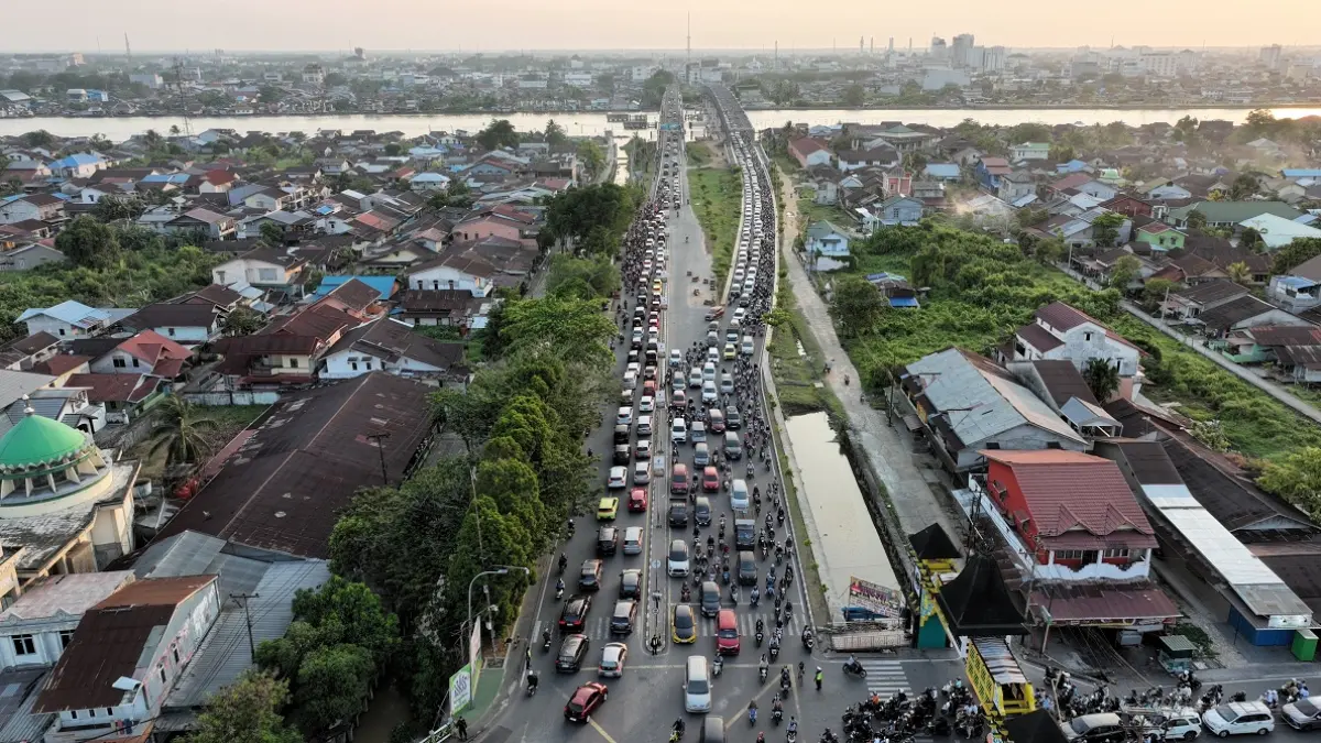 Kemacetan dan semrawut lalu lintas menjadi pemandangan sehari-hari warga yang melintas di Jembatan Kapuas 1 dan simpang Jalan Tanjung Raya (Simpang Lejen).