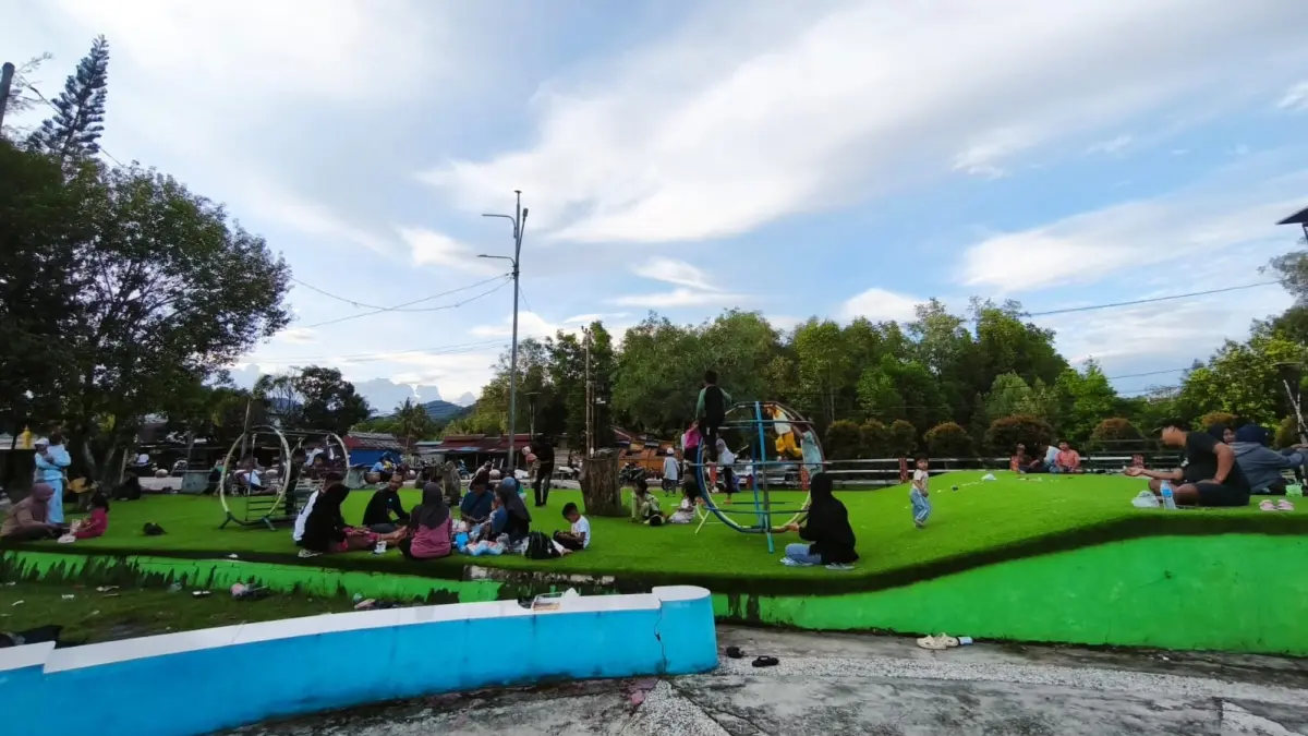 Masih ada sampah berserakan di Taman Surya Kusuma, Sukadana, Kayong Utara. (ISTIMEWA)