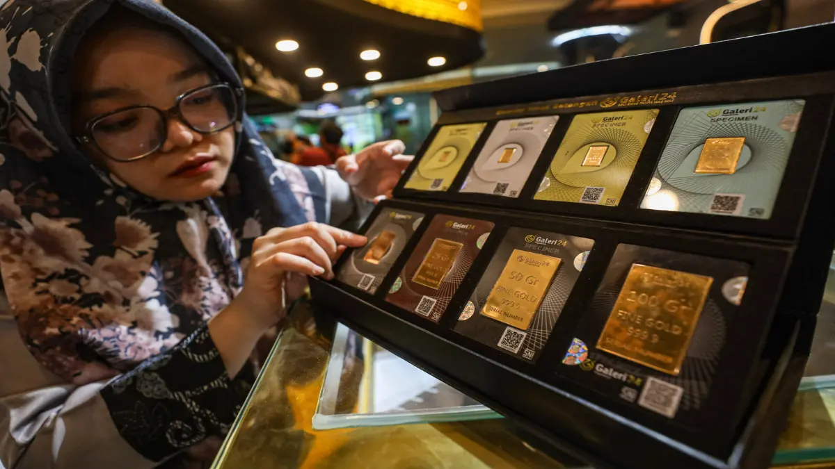 Pegawai merapikan perhiasan di salah satu gerai Galeri24 milik Pegadaian di Jakarta. (JAWA POS)