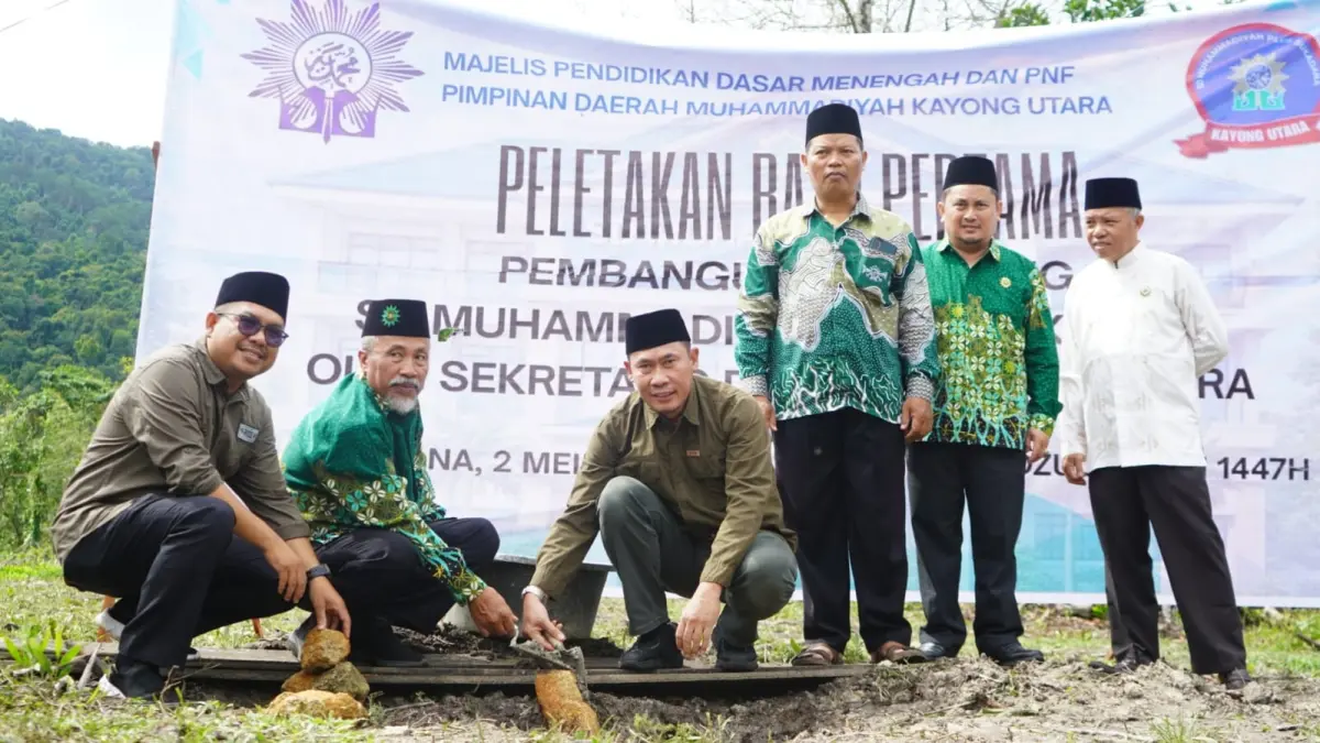 Peletakan batu pertama oleh Sekda Kayong Utara, Erwin Sudrajat bersama Ketua Pimpinan Daerah Muhammadiyah (PDM) Kabupaten Kayong Utara di Desa Pangkalan Buton, Kecamatan Sukadana. (PROKOPIK KKU)