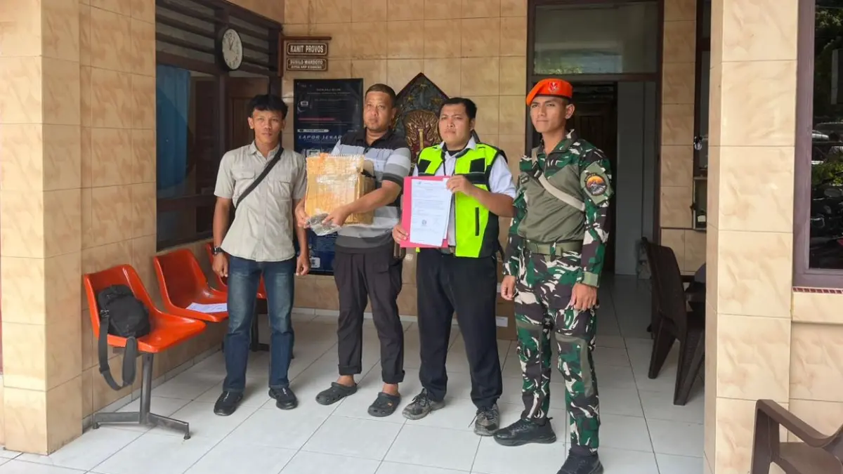 Petugas Avsec bersama Korpasgat dan aparat terkait menunjukkan barang bukti ganja hasil penggagalan penyelundupan di Bandara Sentani.