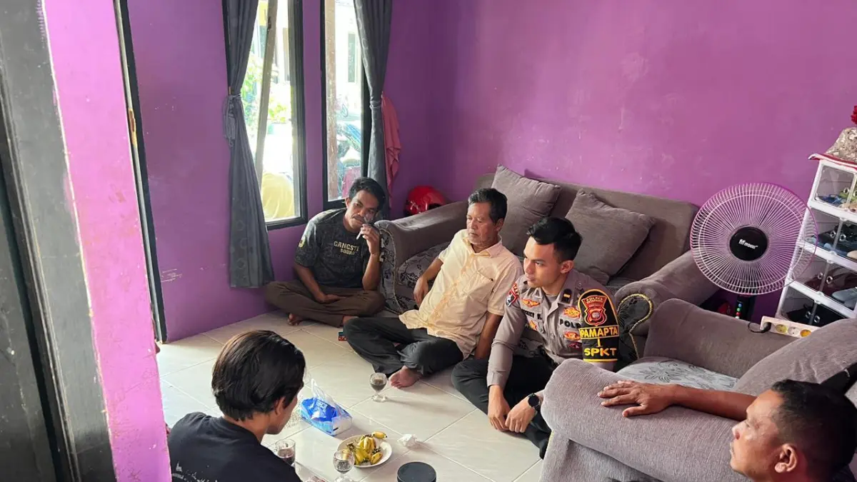 Petugas Polres Ketapang bersama Ketua RT dan RW memediasi pasangan suami istri yang berselisih di BTN Palem Vista, Kecamatan Delta Pawan, Minggu (3/5/2026).