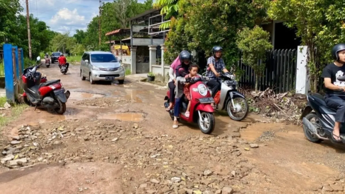 Sejumlah titik kerusakan terlihat di Jalan Ujung Pandang II, Desa Pal 9, Sungai Kakap, Sabtu (2/5/). Pemkab Kubu Raya menargetkan perbaikan tuntas tahun ini melalui APBD Perubahan. (Prokopim Kubu Raya)