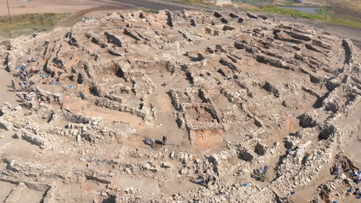 Sisa pintu kayu hangus berusia 4.000 tahun di Seyitömer Höyük (Public Domain)