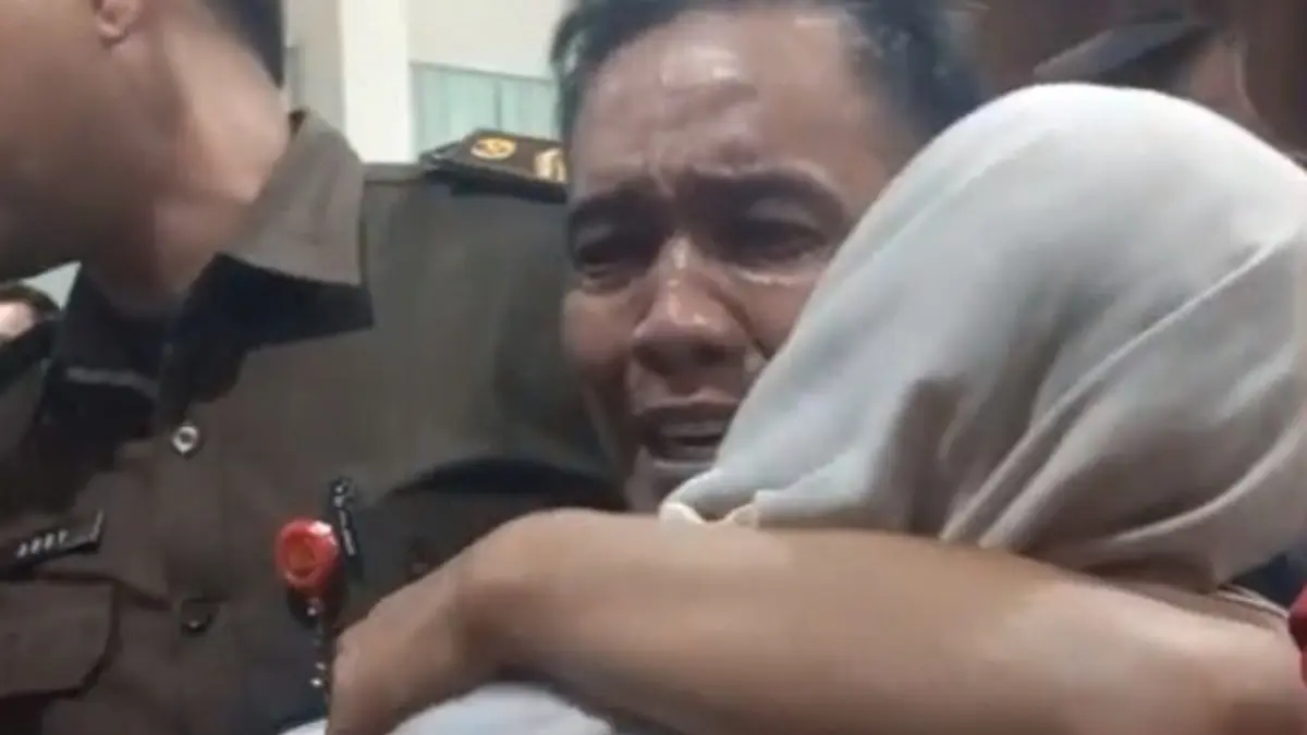 Terdakwa AR memeluk&nbsp;keluarganya usai hakim membacakan putusan bebas dalam sidang di Pengadilan Negeri Pontianak pada Senin (4/5). (SITI SULBIYAH/PONTIANAK POST