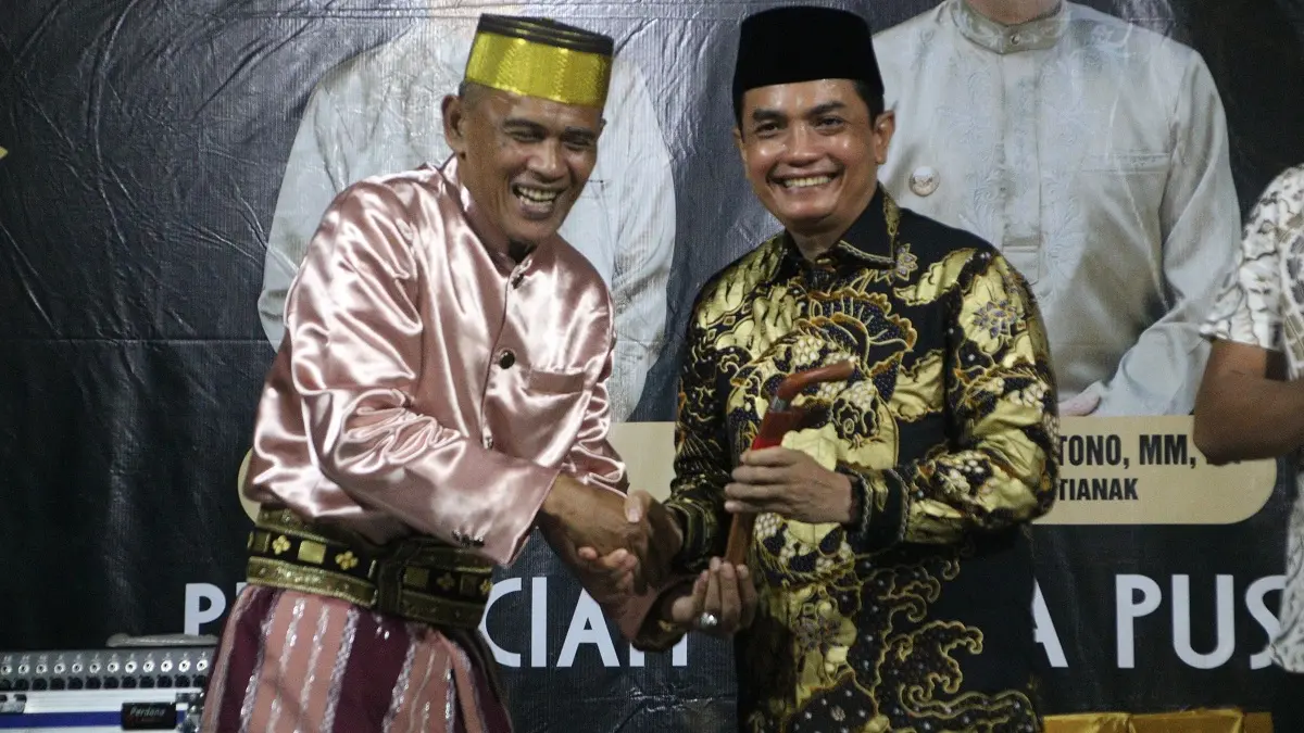 Wakil Wali Kota Pontianak Bahasan memegang salah satu senjata pusaka saat membuka Festival Mattompang di Taman Alun Kapuas, Sabtu (2/5) malam. (PONTIANAK.GO.ID)