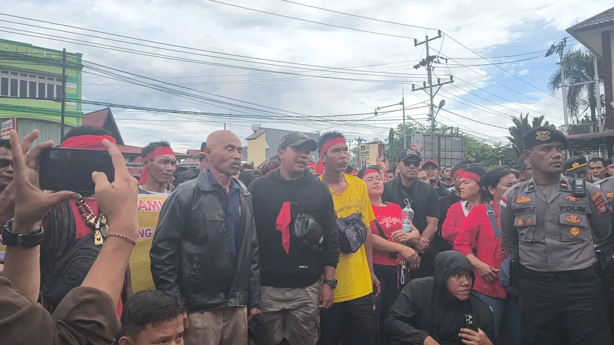 Warga mendatangi Mapolres Sanggau menuntut rekan mereka dibebaskan pada Senin (4/5). (AGUNG RAJALI SAPUTRA/PONTIANAK POST)