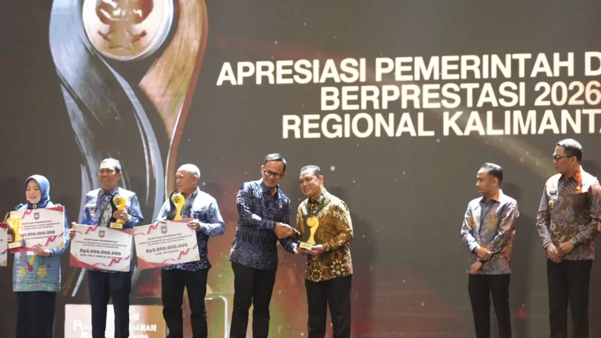 JUARA: Gubernur Kalbar Ria Norsan menerima penghargaan Terbaik I bidang Entrepreneur Government melalui Pembiayaan Kreatif dan Pengendalian Inflasi Daerah se-Kalimantan pada ajang Awarding Pemerintah Daerah Berprestasi Regional Kalimantan 2026 di Balikpapan, Selasa (5/5/2026).