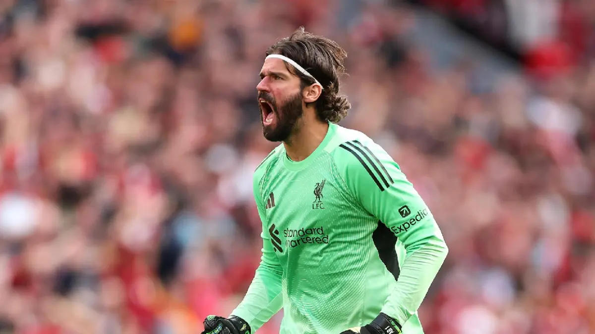 Alisson Becker saat membela Liverpool di tengah spekulasi kepindahan ke Juventus. (DOK.LIVERPOOL)