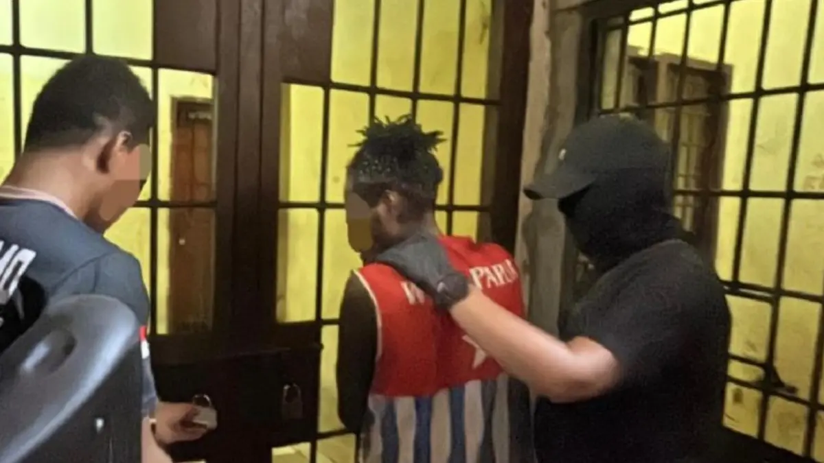 Anggota KKB Kodap XVI Yahukimo Batalyon Yamuesaat diperiksa penyidik di Polres Yahukimo di Dekai. ( ANTARA/HO/Satgas Damai Cartenz)