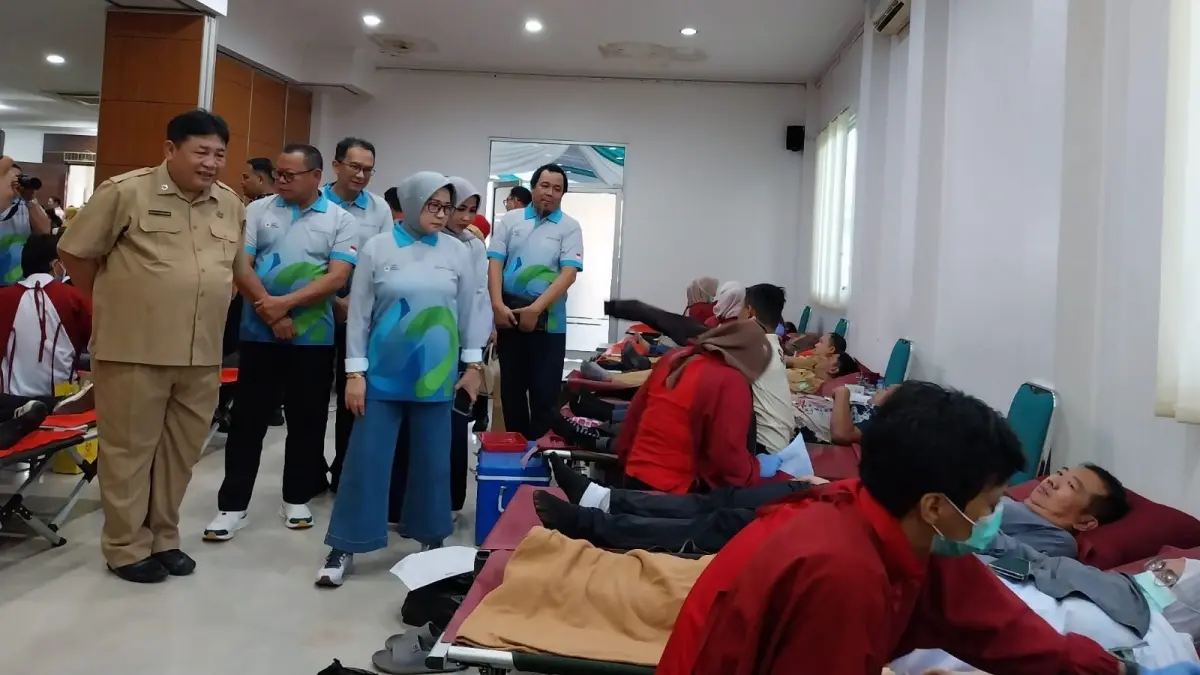 Antusiasme warga saat aksi donor darah dalam rangka HUT ke-62 Bank Kalbar yang berlangsung di Gedung Dapen, Selasa (5/5). (SITI SULBIYAH/PONTIANAK POST)