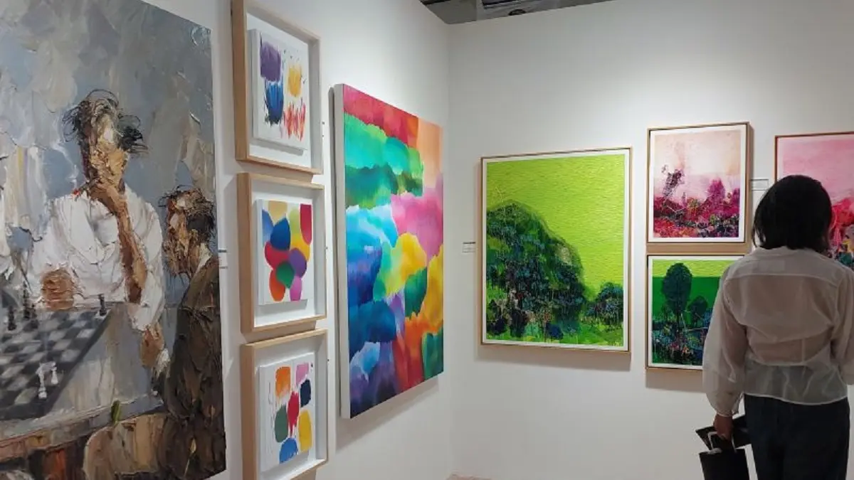 Area yang memamerkan karya seni lukis seni dari partisipan Galeri di Art Jakarta Gardens 2026 di Hutan Kota by Plataran, Senayan, Jakarta, Selasa (5/5) (ANTARA/Fitra Ashari)