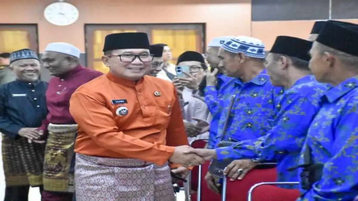 Bupati Kubu Raya Sujiwo melepas 35 jemaah calon haji Kabupaten Kubu Raya di Aula Praja Utama Kantor Bupati Kubu Raya, Senin (4/5) .