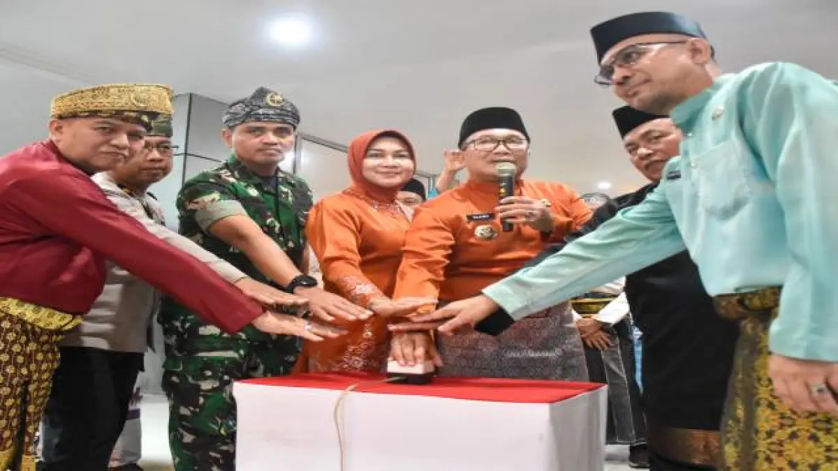 Bupati Kubu Raya, Sujiwo meluncurkan aplikasi presensi digital E-Adipati bagi guru dan tenaga kependidikan di lingkungan Pemkab Kubu Raya usai Upacara Hari Pendidikan Nasional di Kantor Bupati Kubu Raya, Senin (4/5). (Prokopim Kubu Raya)