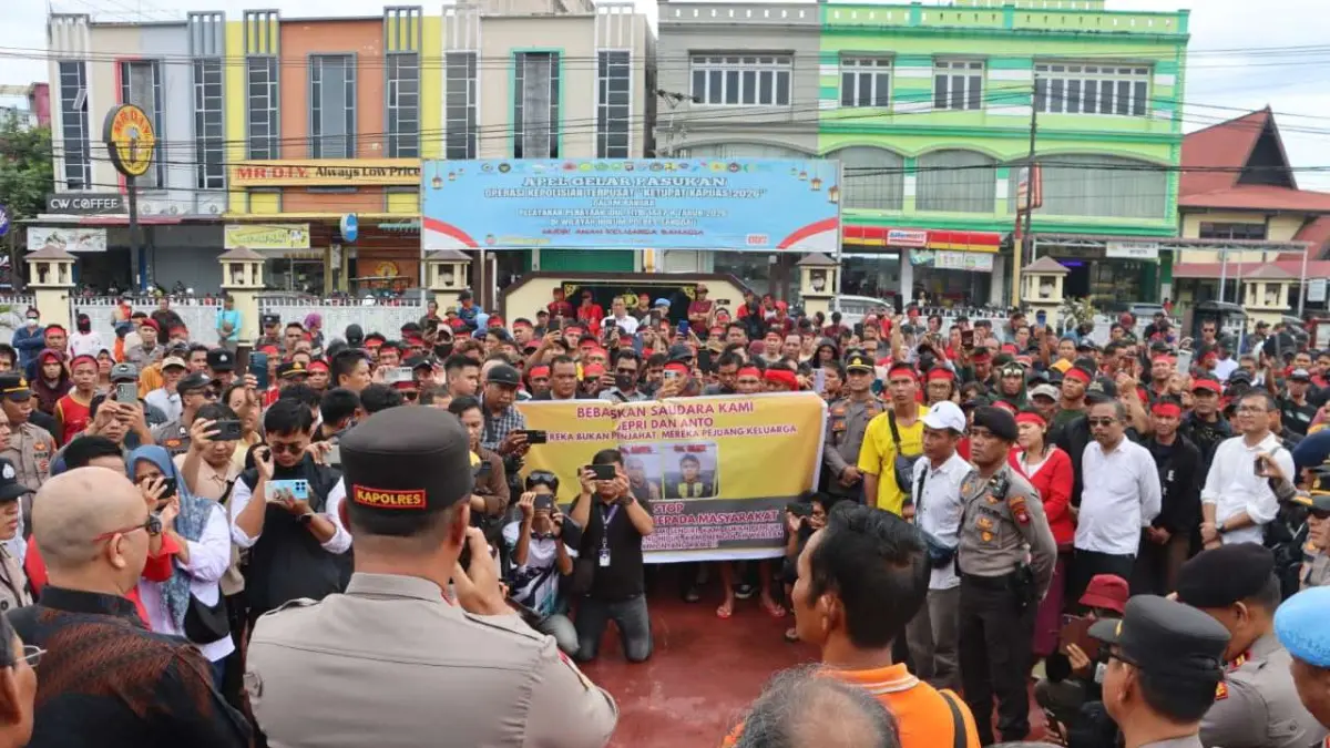 DIALOG: Kapolres Sanggau AKBP Sudarsono menyampaikan hasil dialog kepada massa aksi di Mapolres Sanggau, Senin (4/5/2026), serta berjanji membawa aspirasi warga ke Polda Kalbar. / IST