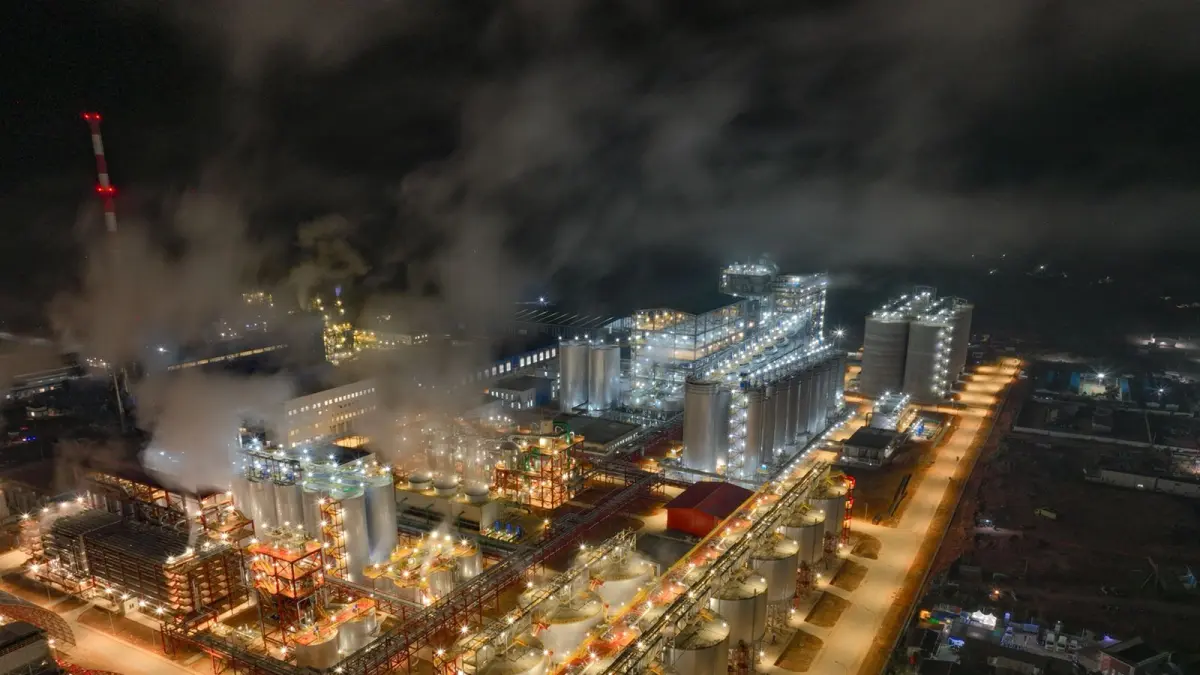 INVESTASI:&nbsp;Fasilitas smelter alumina milik PT Borneo Alumina Indonesia di Kabupaten Mempawah pada malam hari. Keberadaan smelter ini menjadi salah satu pendorong pertumbuhan sektor industri pengolahan di Kalimantan Barat, sekaligus memperkuat hilirisasi bauksit nasional.&nbsp; (FOTO INALUM)