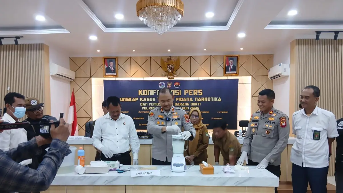 Kapolres Ketapang, AKBP M. Harris, memusnahkan barang bukti sabu di Aula Mapolres Ketapang, Senin (4/5). (ISTIMEWA)