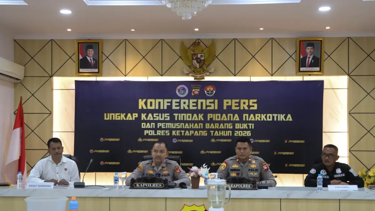 Kapolres Ketapang menunjukkan barang bukti sabu dalam konferensi pers pengungkapan kasus narkoba, dengan Air Upas menjadi wilayah paling rawan.