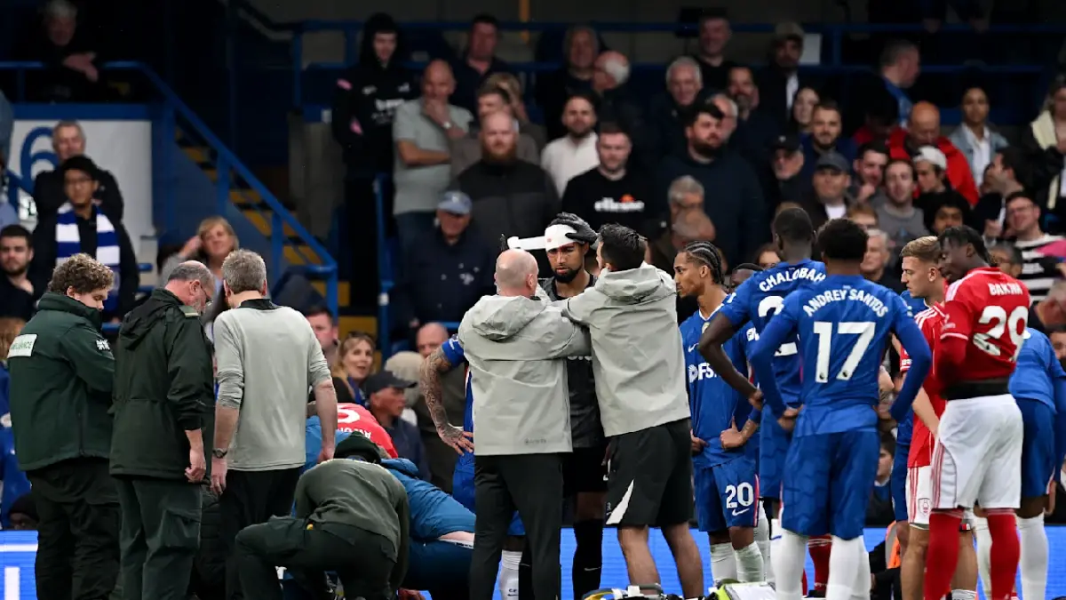 Kiper Chelsea Robert Sánchez mendapat perawatan medis di bagian kepala setelah bertabrakan dengan pemain Forest Morgan Gibbs-White. Dia ditarik keluar dalam pertandingan itu. (DOK. CHELSEA)