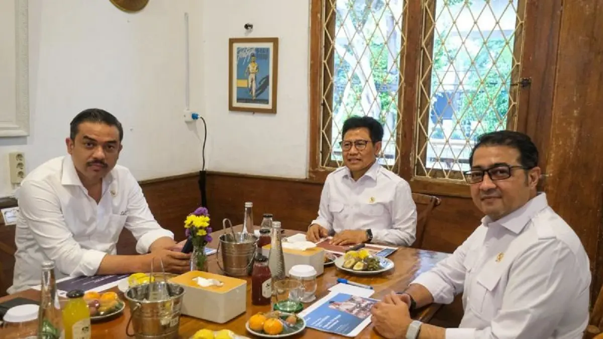 Menteri Ekonomi Kreatif Teuku Riefky Harsya (kanan) bersama Menteri UMKM Maman Abdurrahman (kiria0 dan Menko PM Muhaimin Iskandar dalam rapat tingkat menteri di kawasan Blok M, Jakarta Selatan, Senin (4/5). (ANTARA/HO Kementerian Ekonomi Kreatif)