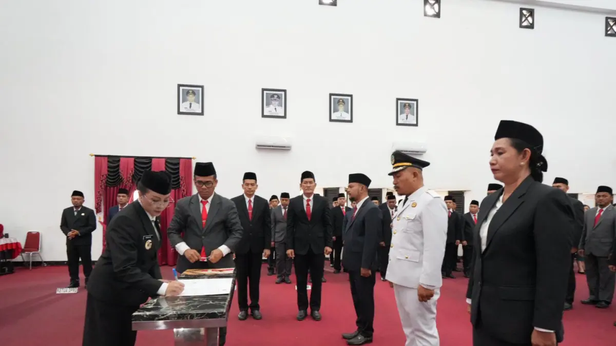 Pejabat pimpinan tinggi pratama (Eselon II) dan pejabat administrator (Eselon III) di lingkungan Pemkab Landak pada Kamis (30/4). (HUMAS PEMKAB LANDAK)