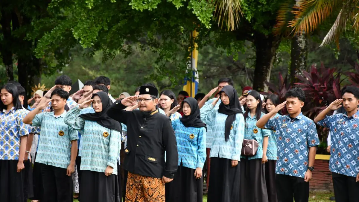 Pemkab Sintang peringati Hari Pendidikan Nasional dengan menegaskan transformasi pendidikan tidak cukup berhenti pada kebijakan, tetapi harus terasa langsung dalam proses belajar mengajar. (ISTIMEWA)