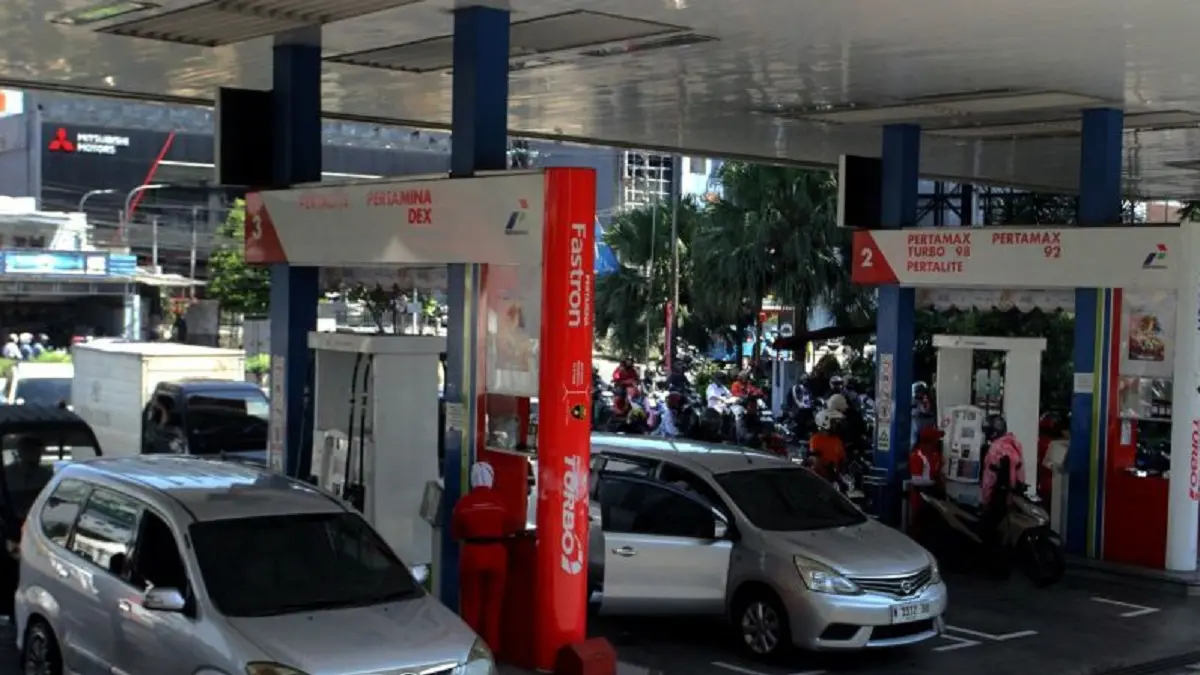 Pengguna kendaraan antre untuk mengisi bahan bakar minyak di SPBU Pertamina . (ANTARA FOTO/Ari Bowo Sucipto)