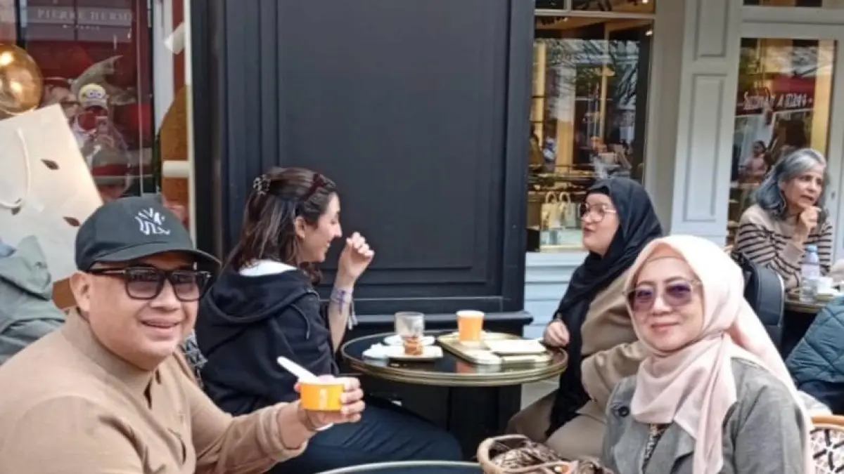 Syafarudin Daeng Usman tengah menikmati minuman cokelat saat berkunjung ke Belanda 