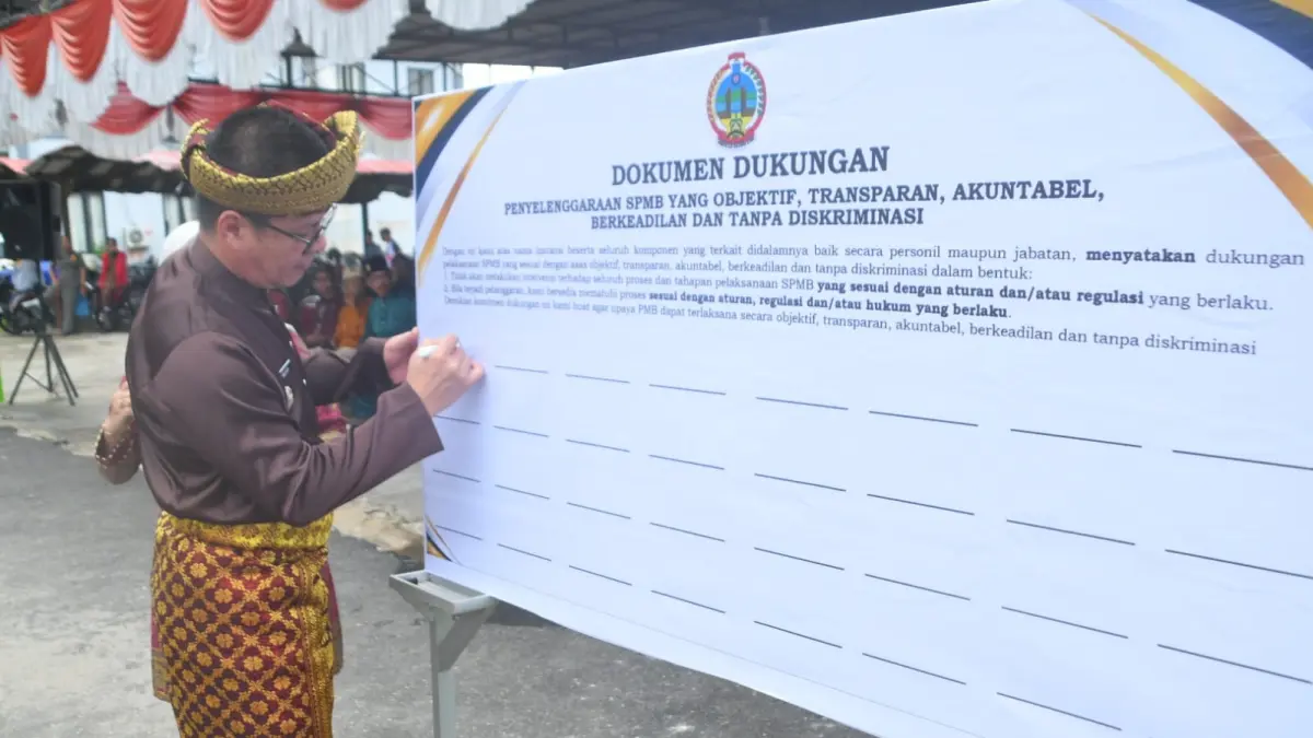 Upacara Hardiknas di Halaman Dinas Pendidikan Kabupaten Kayong Utara, Sukadana, Senin (4/5). (PROKOPIM KKU)