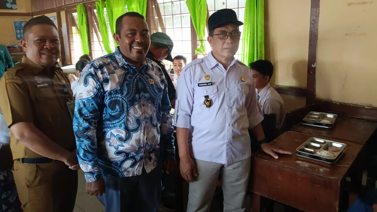 Wabup Kapuas Hulu bersama anggota DPRD saat meninjau langsung program MBG di SMAN 02 Putussibau. (TAUFIK/PONTIANAK POST)