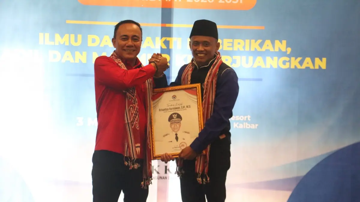 Wakil Gubernur, Krisantus Kurniawan dan Ketua Harian PW IKA PMII Kalbar, Suib berfoto bersama usai pelantikan. (Adpim Pemprov Kalbar)