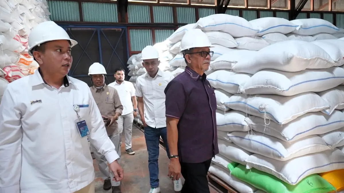 Wakil Ketua DPRD Ketapang, Mathoji, meninjau stok beras di Gudang Bulog Ketapang, Senin (4/5). (ISTIMEWA)