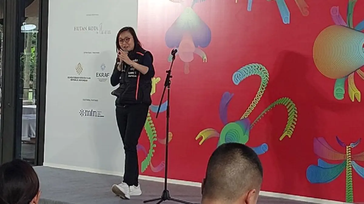 Wakil Menteri Ekonomi Kreatif Irene Umar dalam sambutannya di acara pembukaan Jakarta Art Gardens di Plataran Hutan Kota Senayan, Jakarta, Selasa (5/5). (ANTARA/Fitra Ashari)