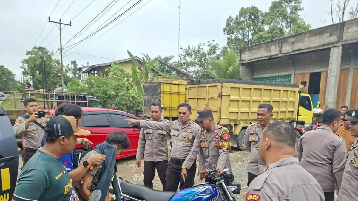 Polisi mengamankan RD (42) dari kerumunan warga usai diduga mencuri sepeda motor di Sekadau, Selasa (5/5/2026). Pelaku sempat diamankan warga setelah motor hasil curiannya mogok di jalan, sebelum akhirnya diserahkan ke petugas untuk menghindari aksi main hakim sendiri.