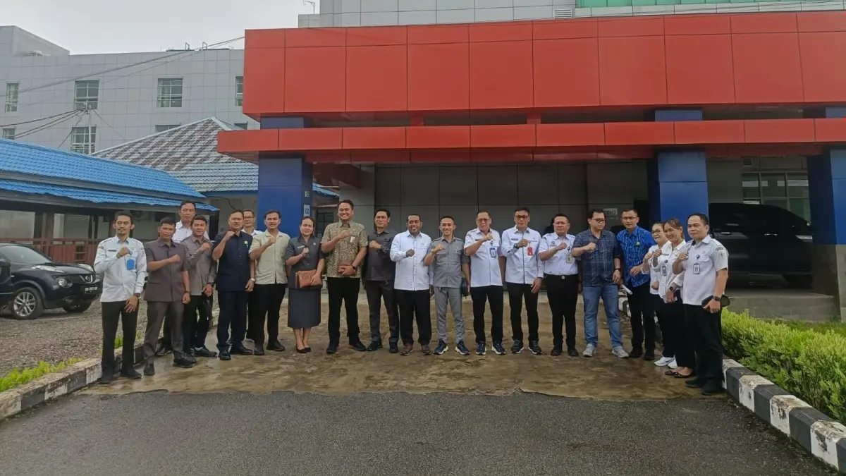 Anggota DPRD Kapuas Hulu saat kunjungan ke rumah sakit Putussibau untuk melakukan uji petik. (TAUFIK/PONTIANAK POST)
