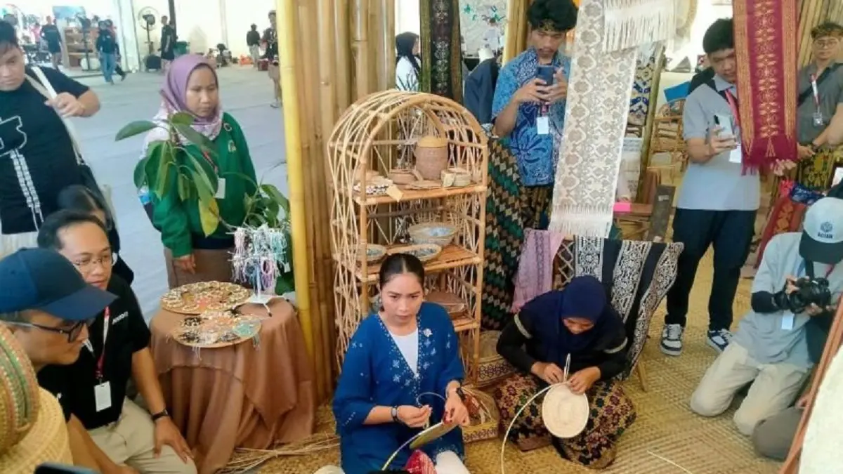 Arsip - Wakil Menteri Pariwisata Ni Luh Enik Ermawati (Puspa) meninjau booth UMKM binaan ITDC di Sirkuit Mandalika, Kabupaten Lombok Tengah, Nusa Tenggara Barat (NTB), Minggu (5/10). (ANTARA/Nur Imansyah.)