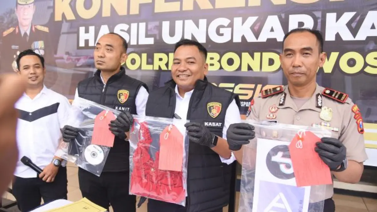 Barang bukti yang disita Polres Bondowoso pada kasus praktik live streaming bermuatan asusila berbayar. (Dok. Polres Bondowoso)