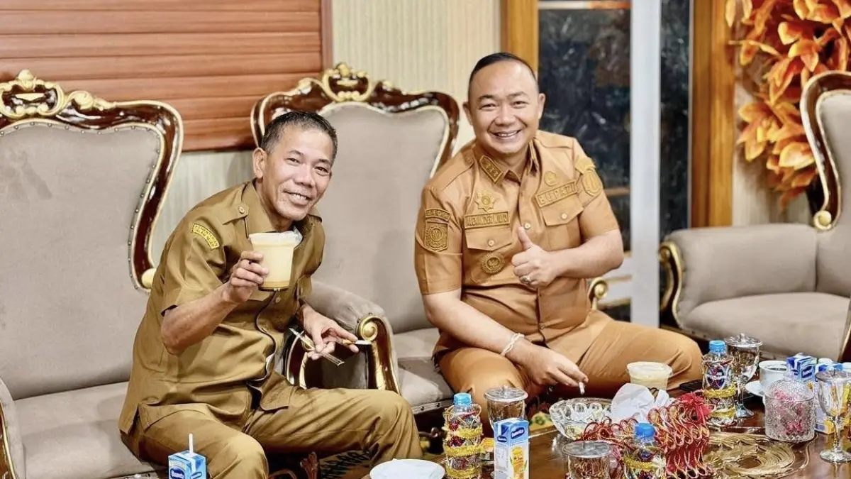 Bupati dan Wabup Ketapang, Alexander Wilyo dan Jamhuri Amir berbincang-bincang di sela-sela kesibukannya, Selasa (5/5). (ISTIMEWA)