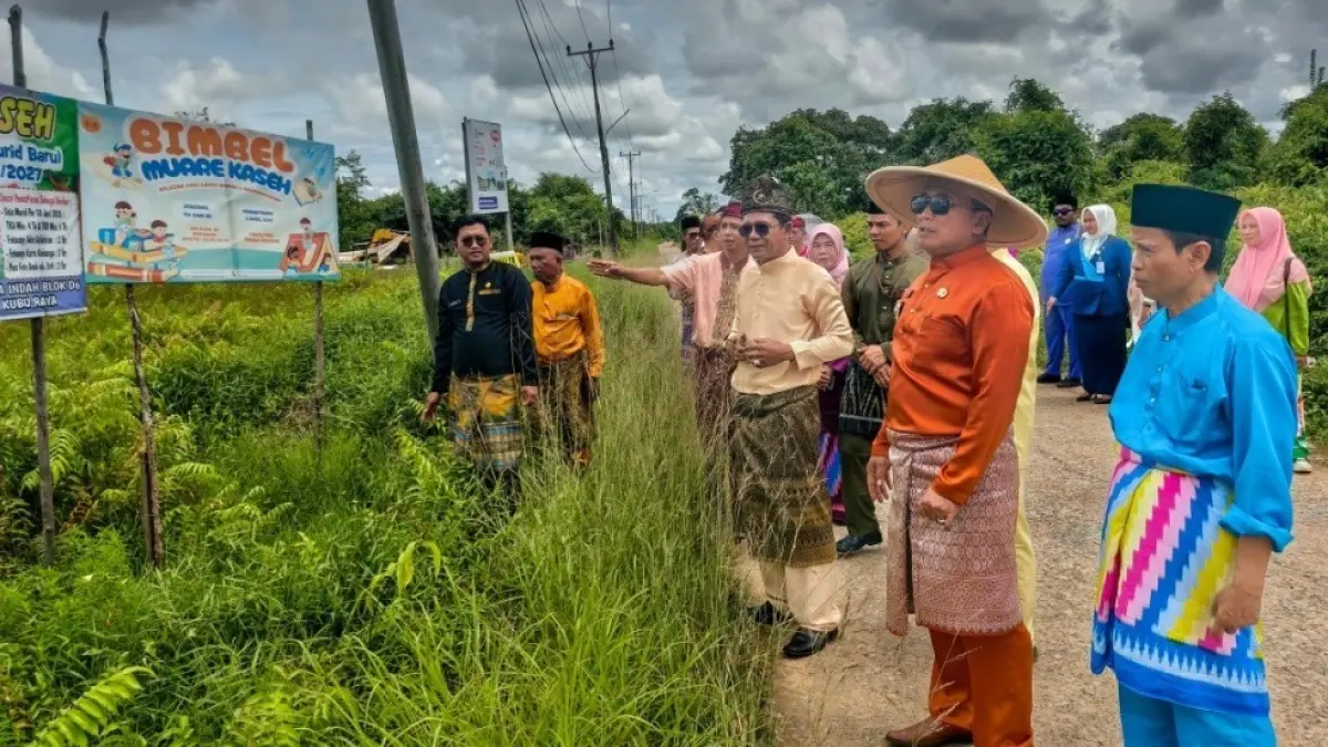 Bupati Kubu Raya, Sujiwo meninjau lahan milik PGRI Kabupaten Kubu Raya di Jalan Parit Seruat, Desa Limbung, Kecamatan Sungai Raya, Senin (4/5). Peninjauan dilakukan untuk mendukung pengembangan fasilitas organisasi guru. (Ashri Isnaini/Pontianak Post)