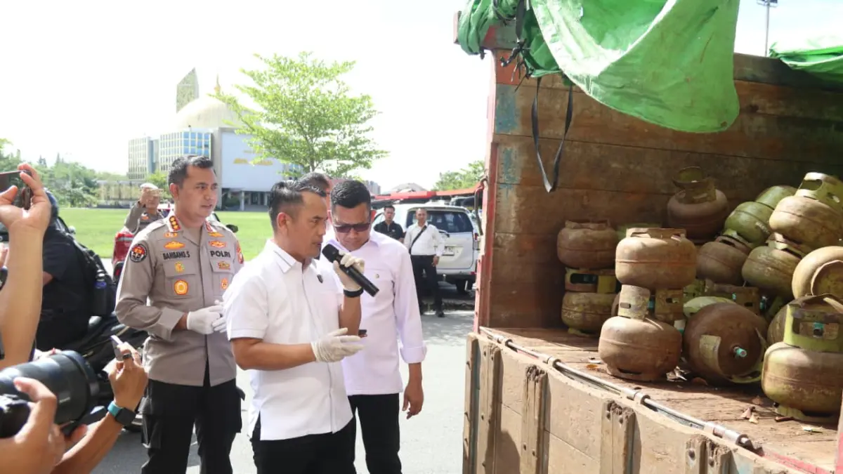 Direskrimsus Polda Kalbar, Kombes Burhanuddin memperlihatkan barang bukti tabung elpiji tiga kilogram dalam pengungkapan kasus penyalahgunaan distribusi elpiji subsidi. (ISTIMEWA)