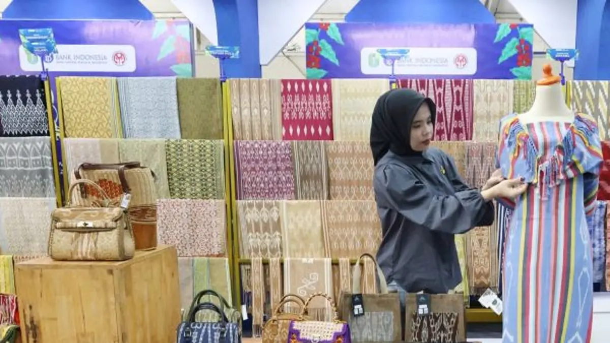 Ilustrasi - Seorang pramuniaga menata busana berbahan kain tenun karya desainer Kalimantan Barat yang ditampilkan dalam Pameran UMKM Saprahan Khatulistiwa 2026 di Pontianak, Kalimantan Barat, Senin (4/5). (ANTARA FOTO/Jessica Wuysang/sgd)